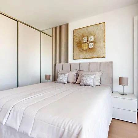 Eurovea Tower Free Parking Apartment